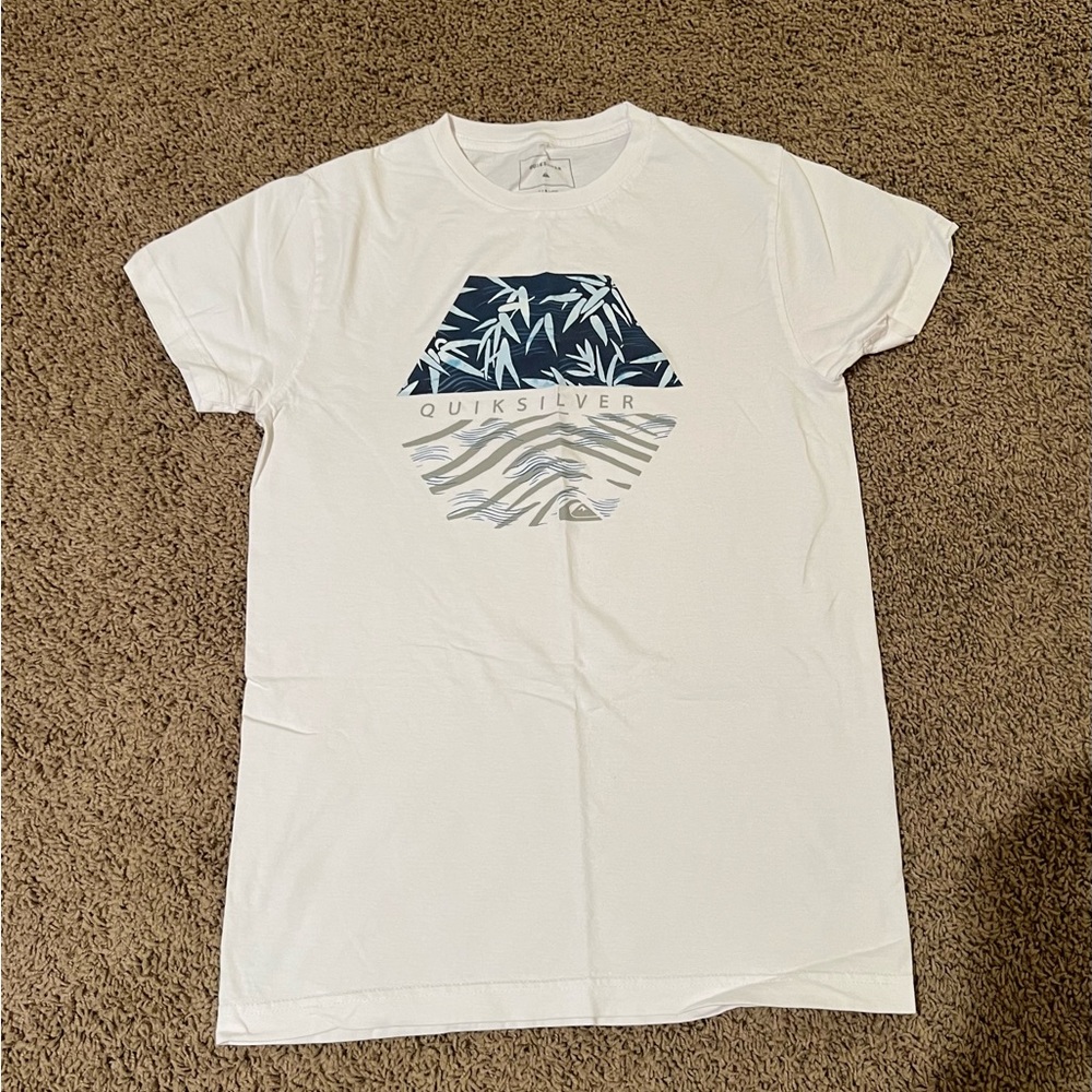 🍀 3/$35 🍀 Like-new QuickSilver T-shirt